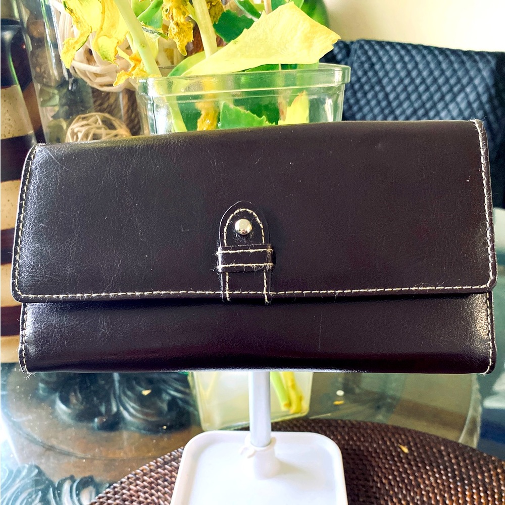 A brown Buxton women’s leather wallet,100% genuine leather